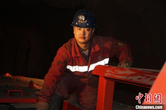 鏡鐵山礦位于祁連山南山山脈中段，是一個(gè)高海拔、高山型井下礦山，空氣稀薄，自然條件惡劣。圖為謝生瑞在礦區(qū)。(資料圖)受訪者供圖